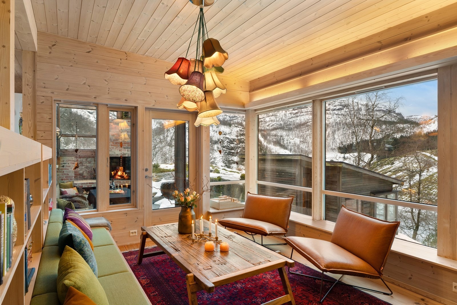 Lys, fin stue med store vindusflater og flott utsikt. Stedbygget sofa Galleribilde