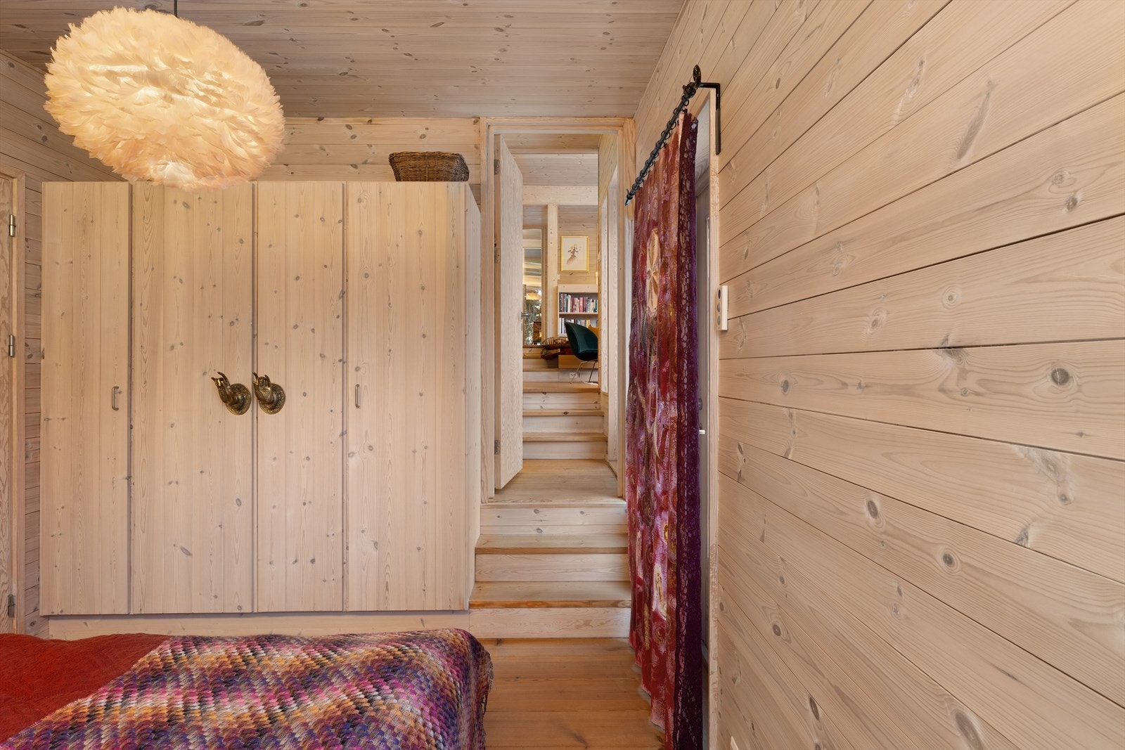 Senger, garderober og stedbygde møbler er laget av den lokale kvalitetsleverandøren Trestubben a/s Galleribilde