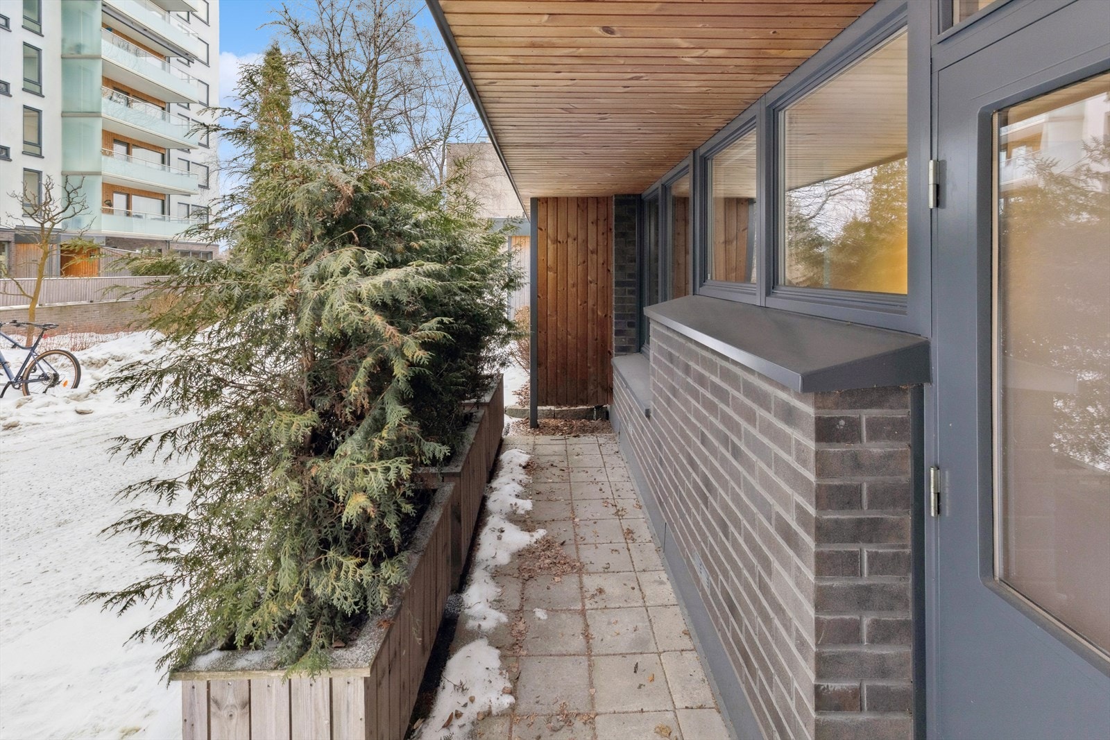 Fin uteplass ved inngangspartiet. Galleribilde