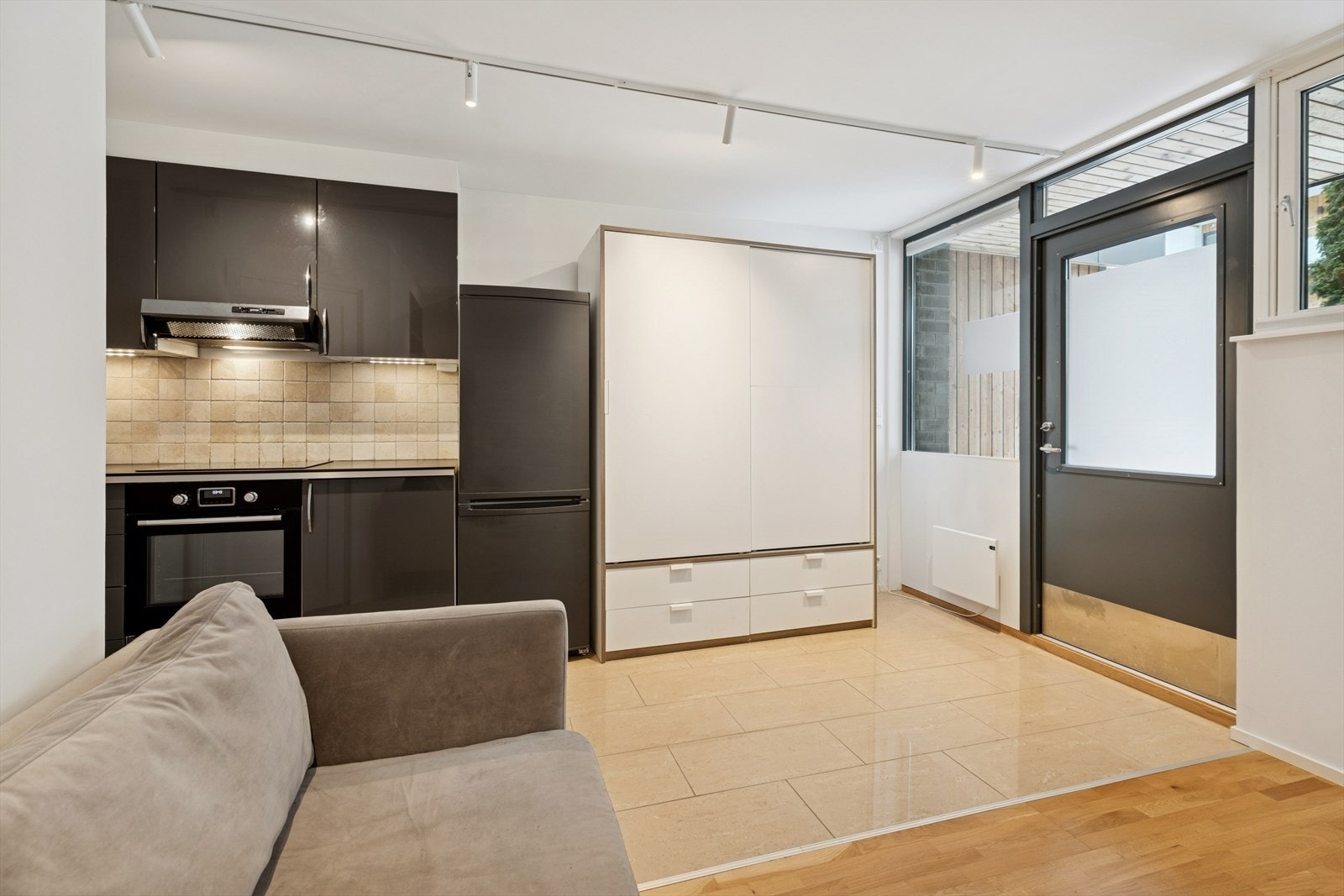 Leiligheten ligger i første etasje og har adkomst via egen inngang. Galleribilde