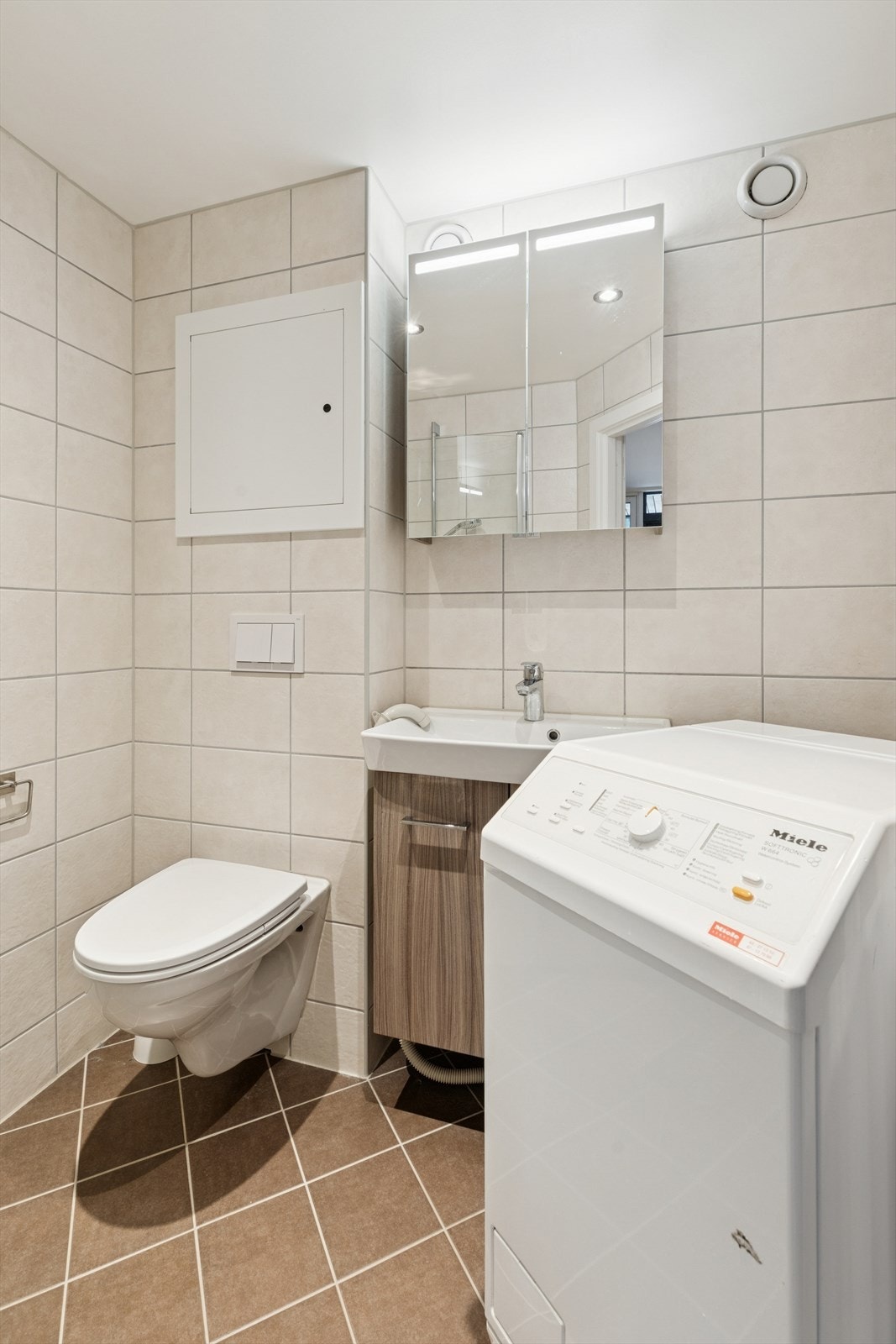 Baderommet har opplegg for vaskemaskin. Galleribilde