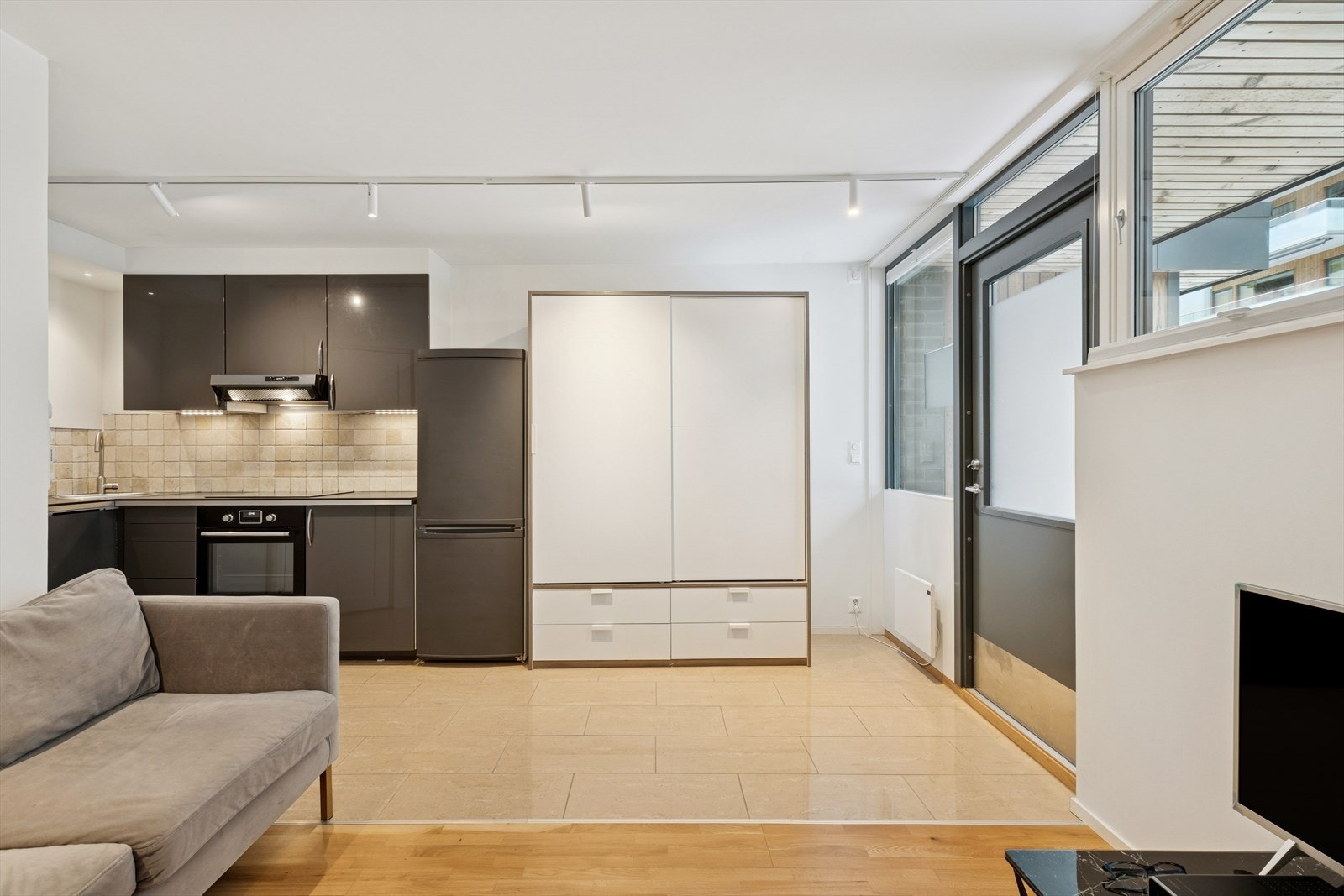 Moderne kjøkken i åpen løsning med stuen. Galleribilde