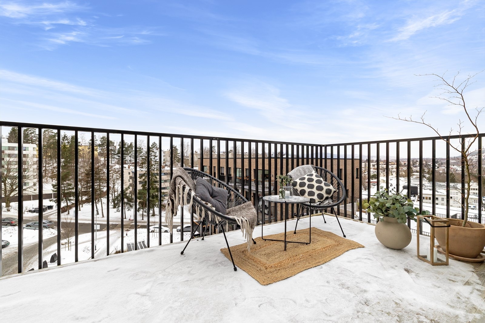 Lys og gjennomført topp- og hjørneleilighet fra 2023 med god standard og solrik balkong Galleribilde