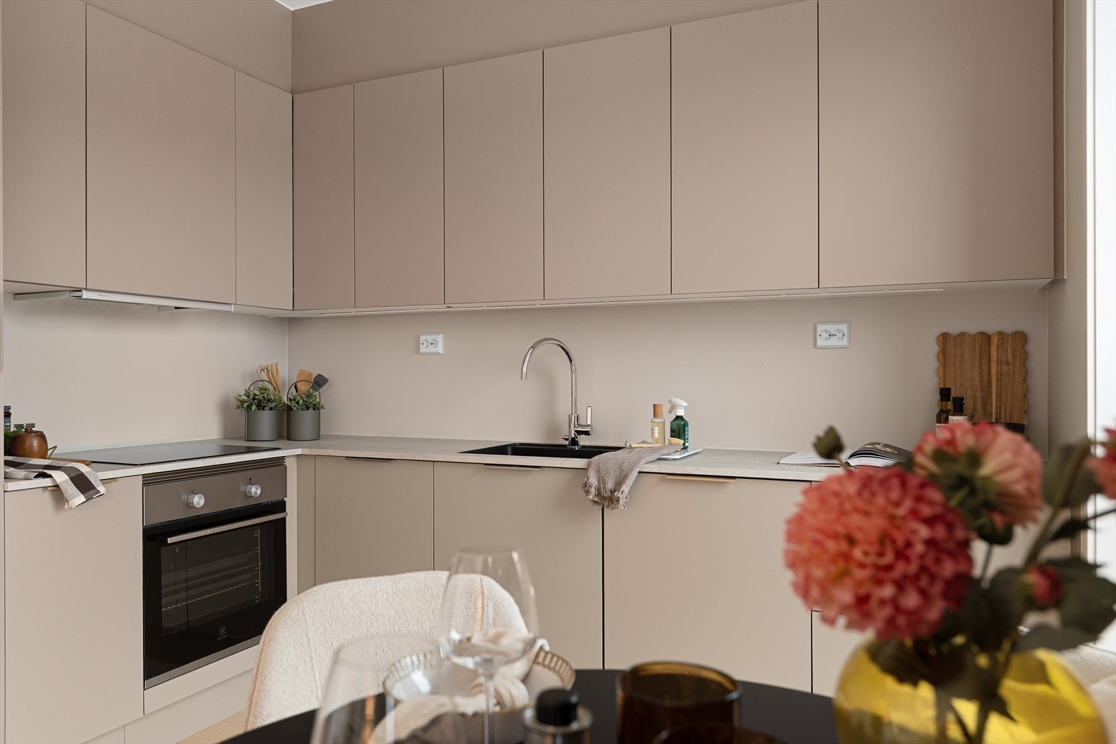 Komfyr, oppvaskmaskin og kombinert kjøl/- fryseskap er integrert Galleribilde