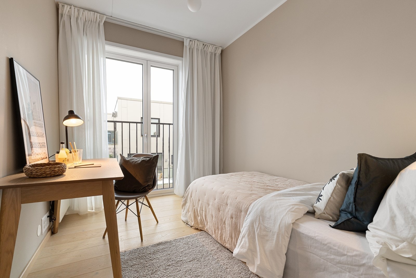 Leilighetens 2. soverom er lyst og luftig med samme gode takhøyde som resten av leiligheten. Fransk balkong, gode lysforhold og fin romfølelse Galleribilde