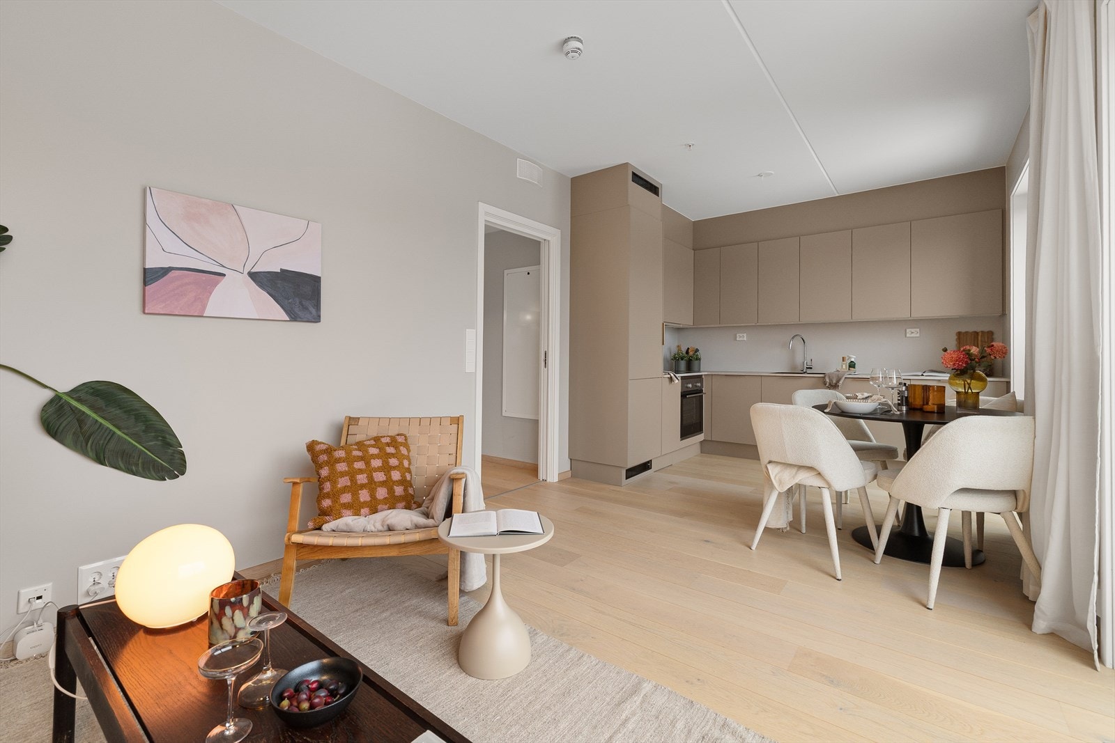 Leiligheten har balansert ventilasjon, og varmes opp med radiator i stue/kjøkken. Disse er tilknyttet felles varmeanlegg som også sørger for varmt tappevann Galleribilde