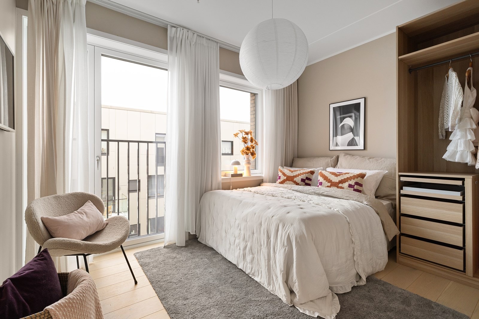 Romslig og lunt hovedsoverom med god takhøyde, store vindusflater og fransk balkong Galleribilde