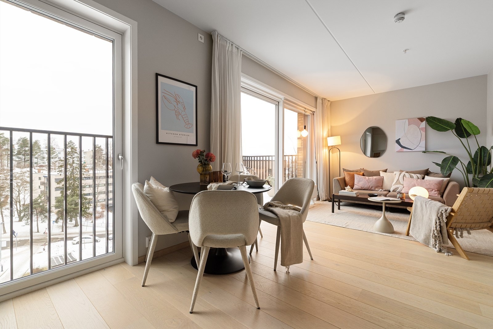 Leiligheten ble ferdigstilt i 2023, noe som gjenspeiles i standarden. Et åpent og luftig bomiljø hvor alt er nytt, moderne, praktisk og lettstelt Galleribilde