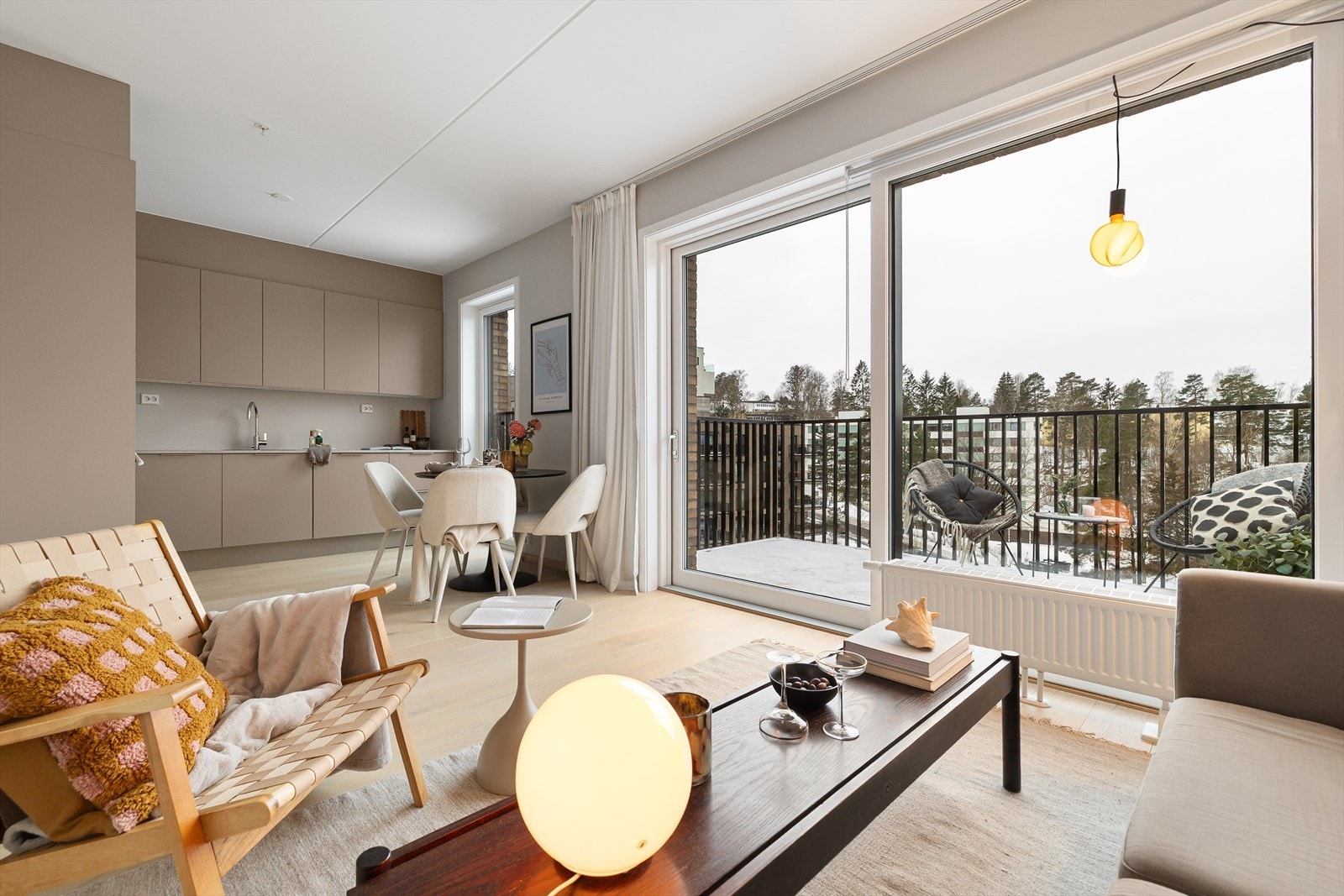 Pene overflater, store vindusflater, fransk balkong og rikelig med naturlig lysinnslipp Galleribilde