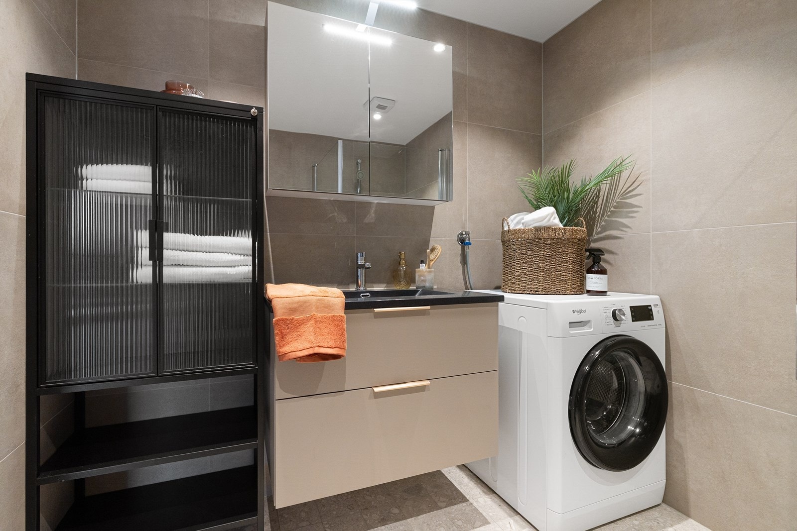 Badet er oppgradert fra standardleveranse med lekre terrazzofliser på gulv, storformatfliser på vegg og moderne baderomsinnredning med speilskap Galleribilde