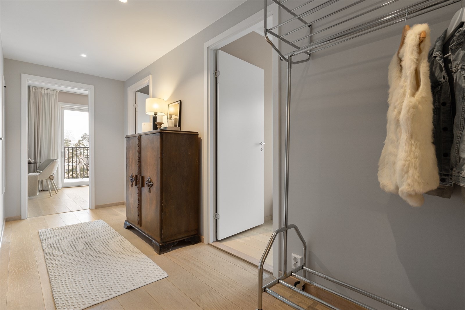 Gjennomgående god standard fra 2023 med 1-stavs parkett og slette, malte veggflater Galleribilde