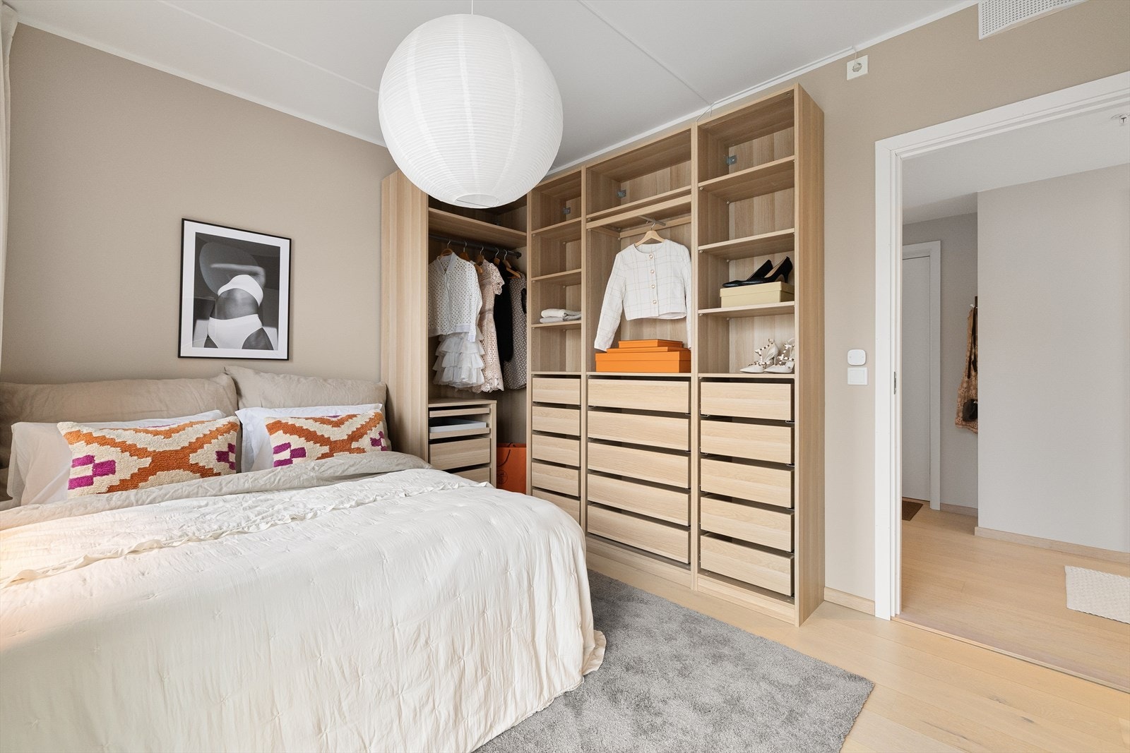 Hovedsoverommet har gode møbleringsmuligheter og rikelig med oppbevaringsmuligheter i praktisk garderobeløsning Galleribilde