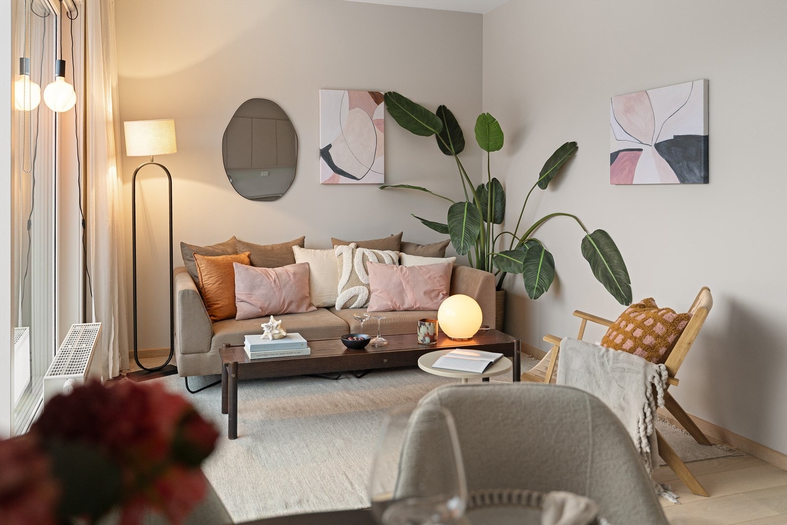 God takhøyde, 1-stavs parkett og veggflater malt i lyse fargetoner Galleribilde