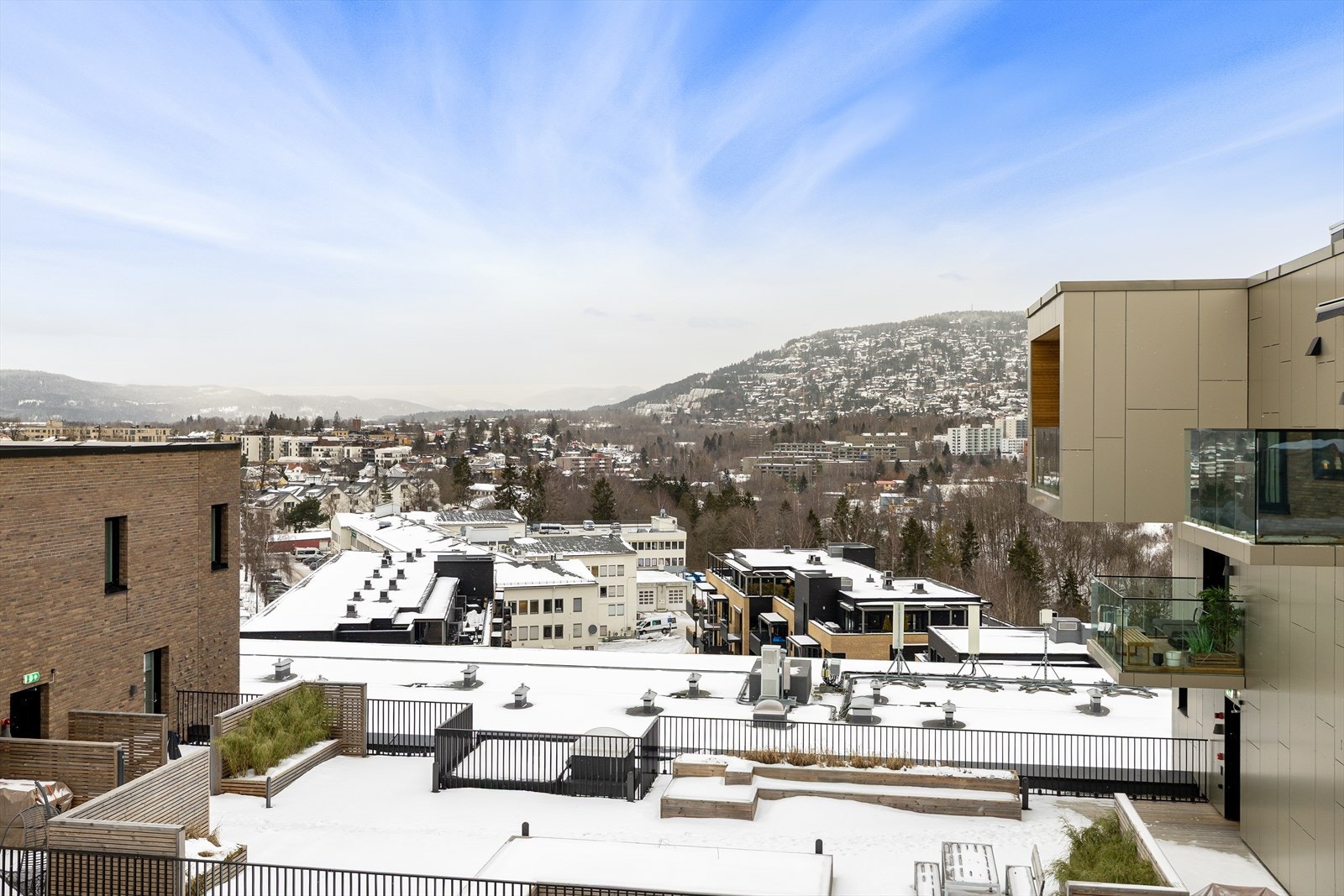 Fra balkongen har man flott, langstrakt utsikt over nærområdet Galleribilde