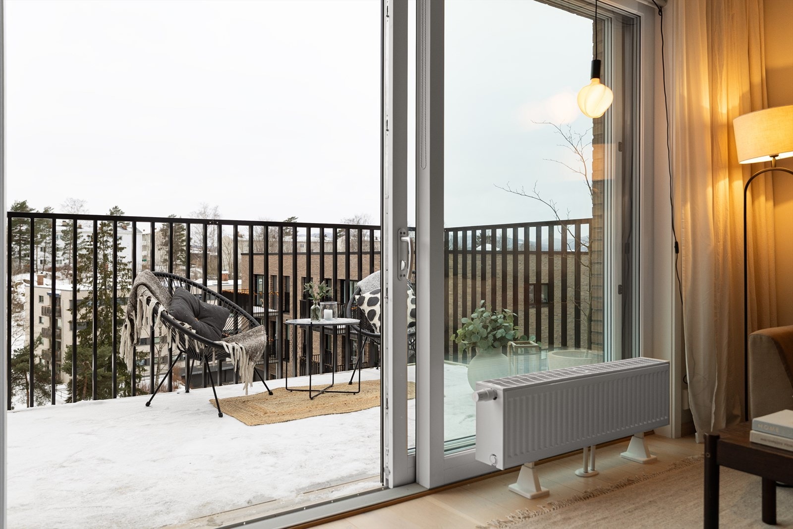 Elektrisk utvendig solskjerming, som i tillegg hindrer innsyn Galleribilde