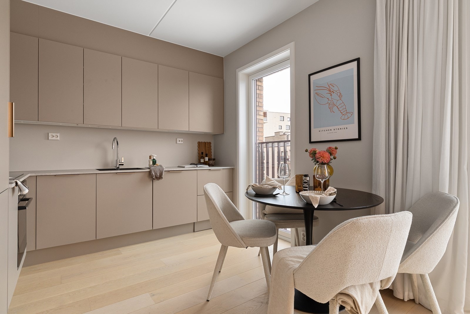 Moderne kjøkkeninnredning fra HTH med glatte fronter, hvor fargevalg er oppgradert fra standardleveranse. En dus og delikat fargetone som harmonerer godt med leilighetens øvrige fargevalg Galleribilde