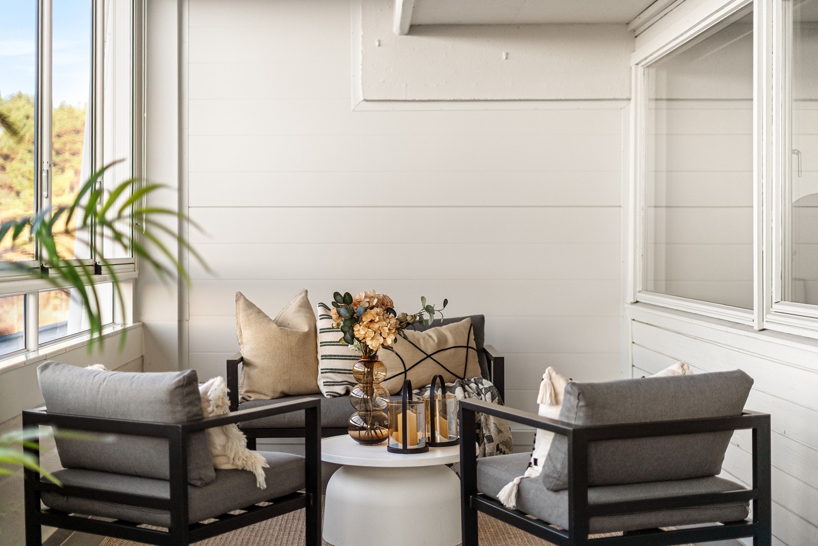 Innglasset balkong med ettermiddag - og kveldssol Galleribilde