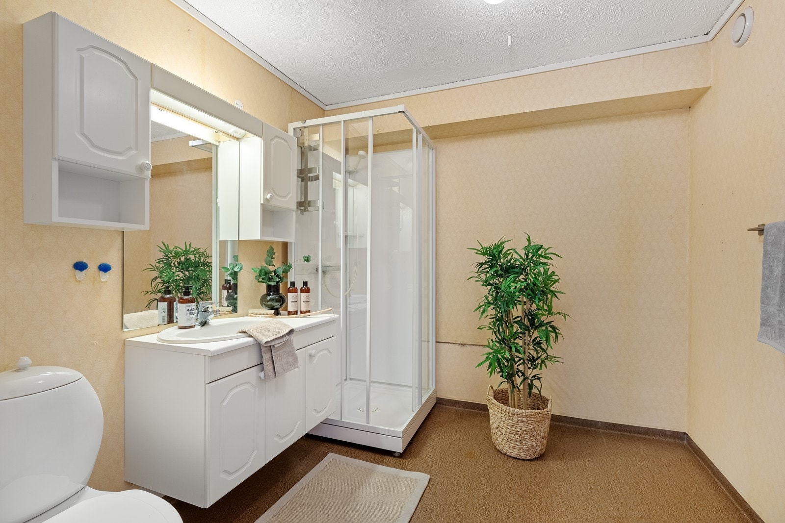 Romslig bad med dusjkabinett Galleribilde