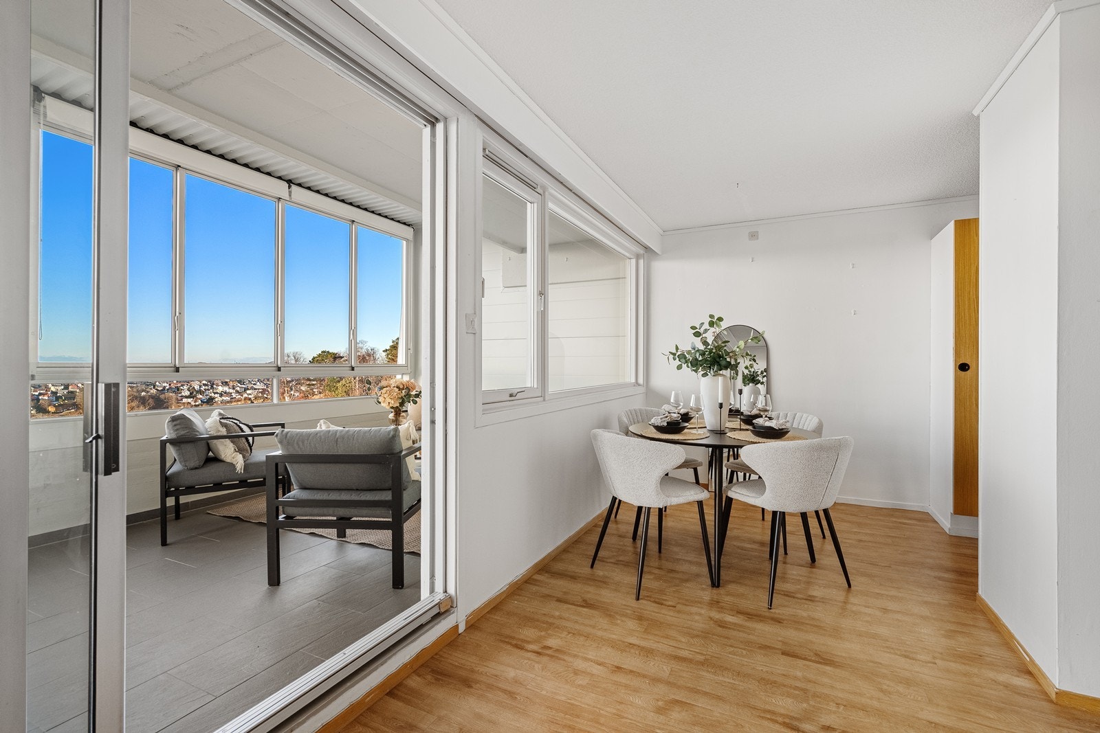 Stue og kjøkken i åpen løsning, kjøkkenet er alikevell delvis skjult fra stuen. Galleribilde