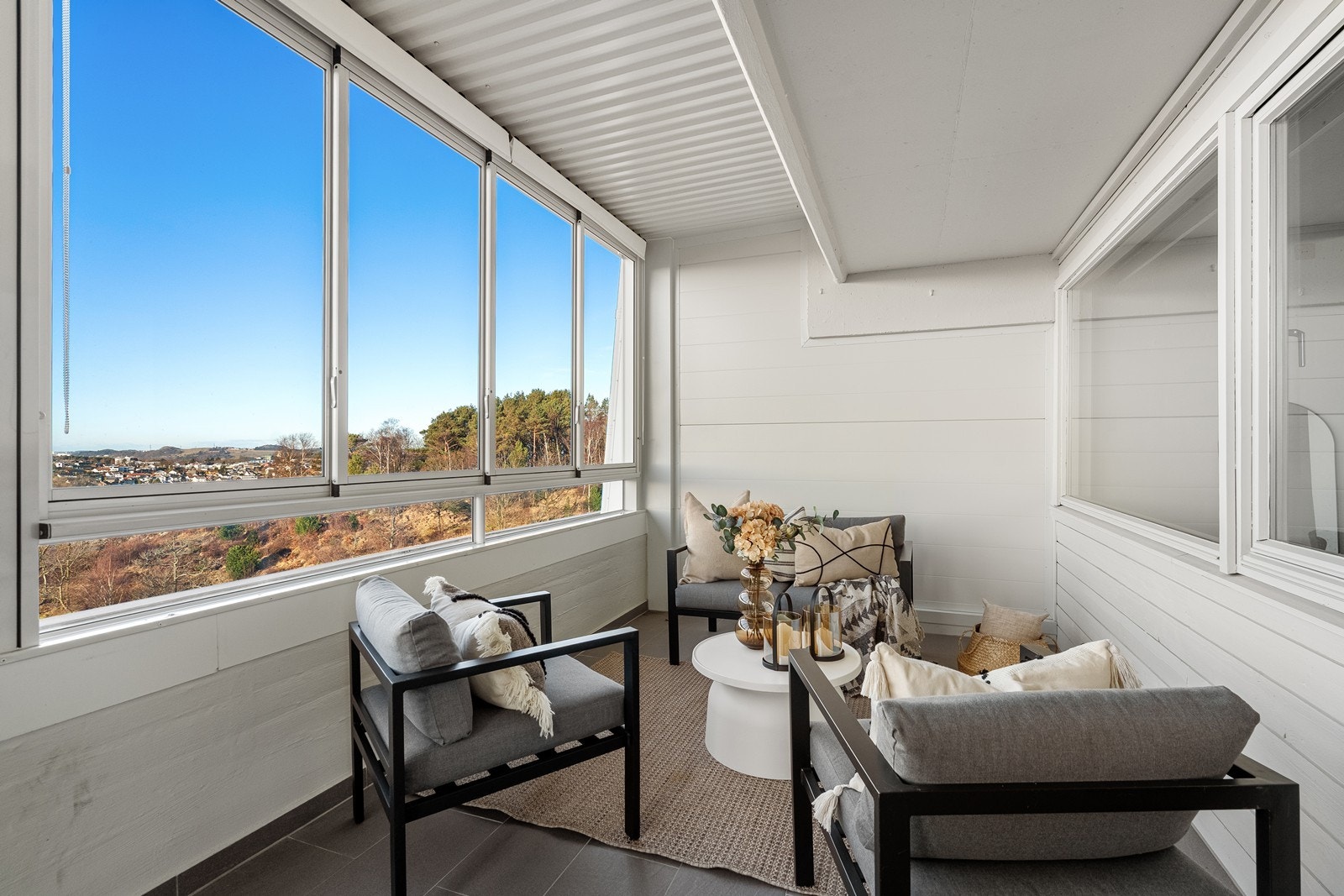 Innglasset balkong med ettermiddag - og kveldssol Galleribilde