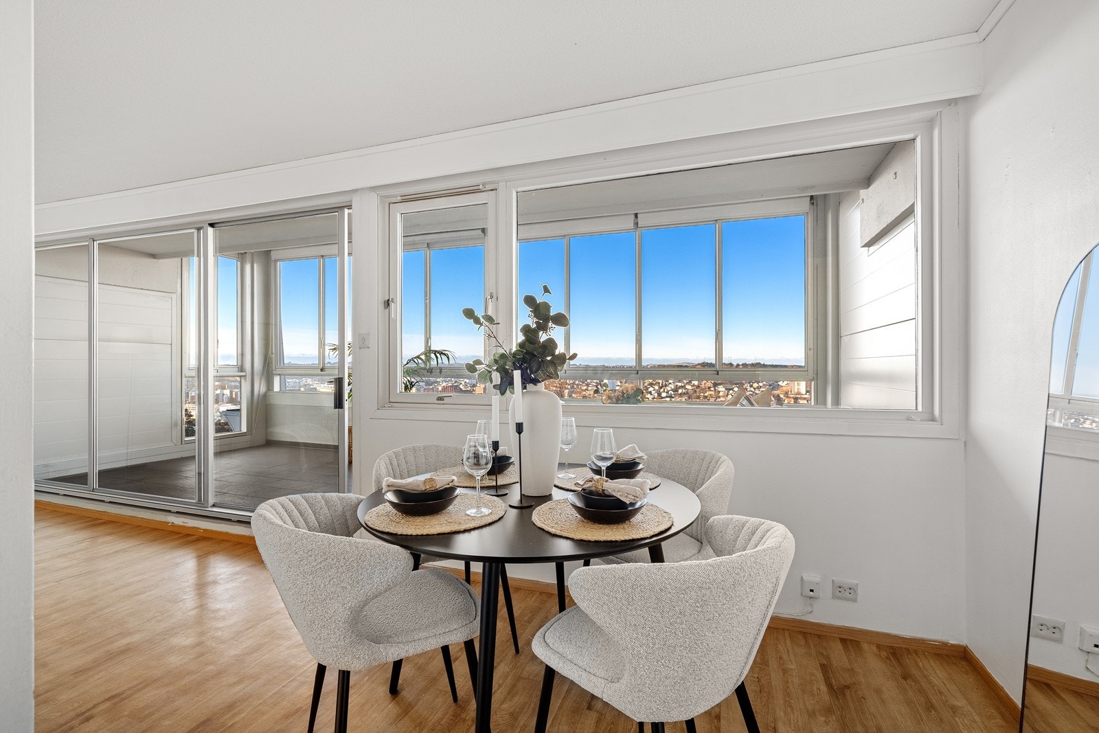 I stuen er det god plass til både sofagruppe og spisebord Galleribilde