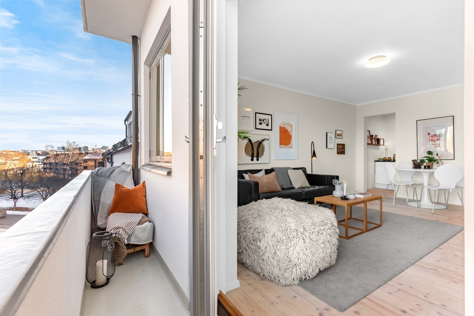 Her glir ute og inne sømløst sammen, med frisk luft og grønt utsyn inn i stuen. Galleribilde