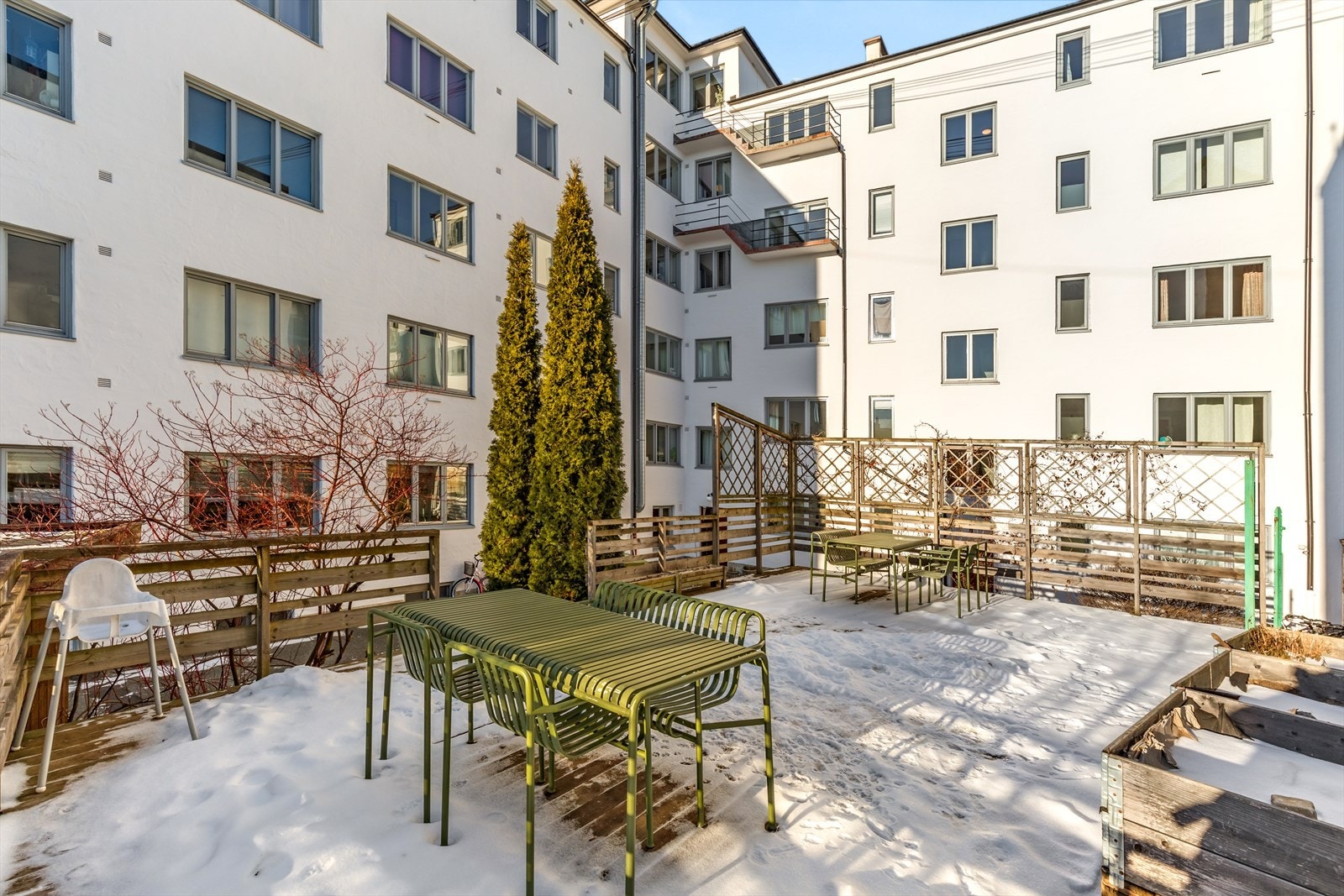 Bakgård med felles sittegrupper. Galleribilde