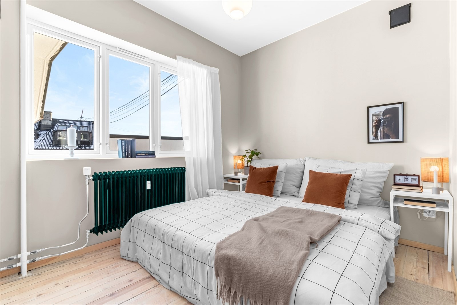 Hovedsoverommet er romslig med plass til dobbeltseng, nattbord og garderobe. Galleribilde