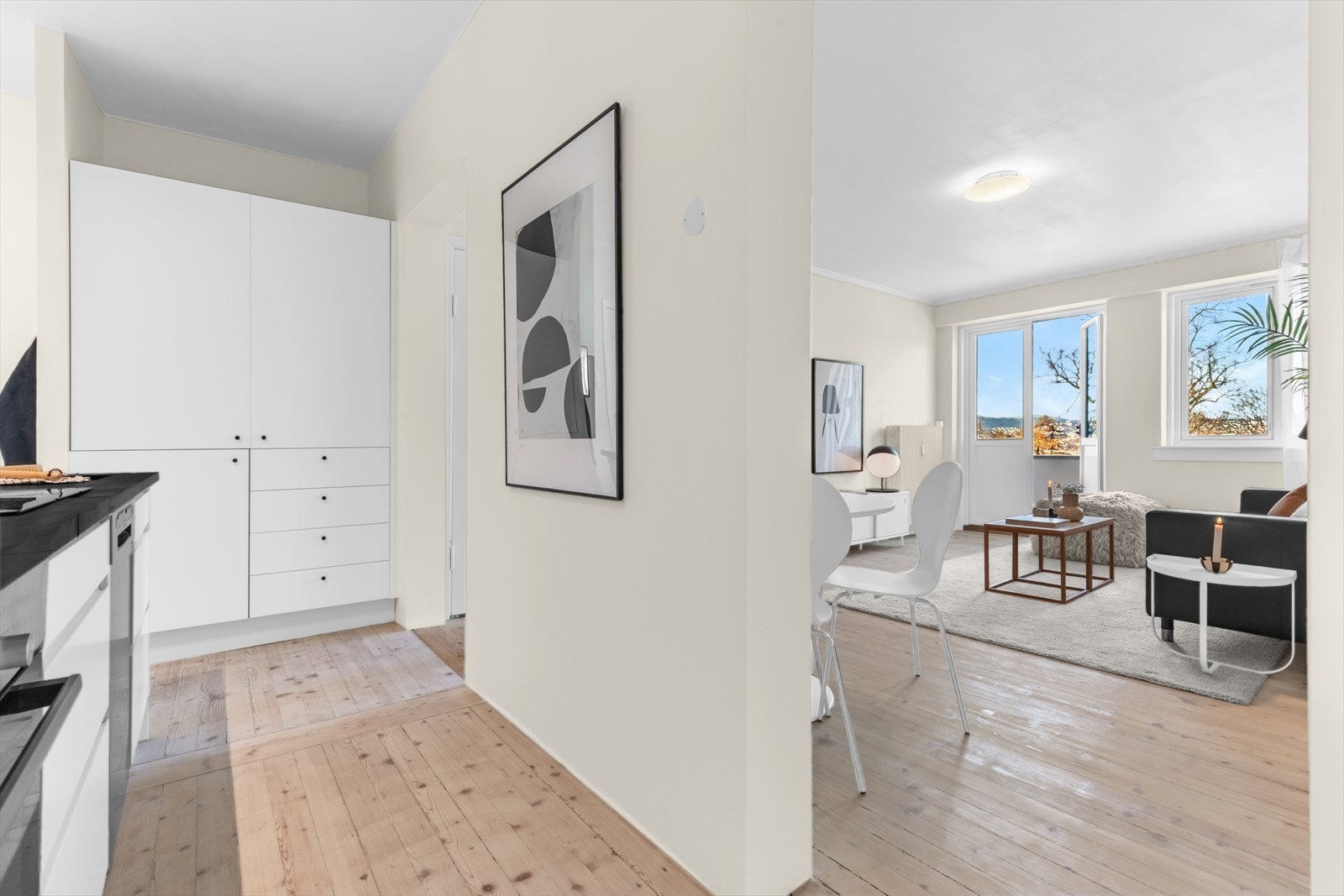 I tilknytning finner du et stort skap, perfekt til kjøkkenredskaper eller tekstiler. Galleribilde