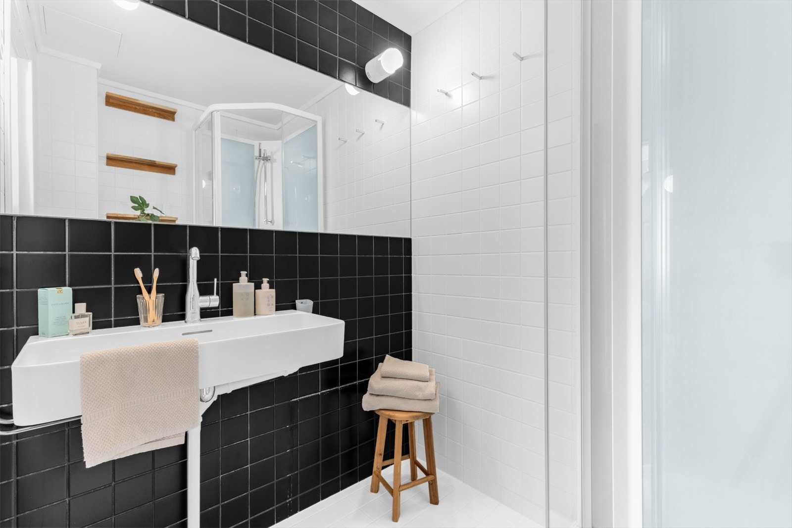 Badet ble modernisert i 2007 av boligaksjeselskapet, med nytt sluk, foliemembran, påstøp med varmekabler, nye vannrør og nytt sanitærutstyr. Galleribilde