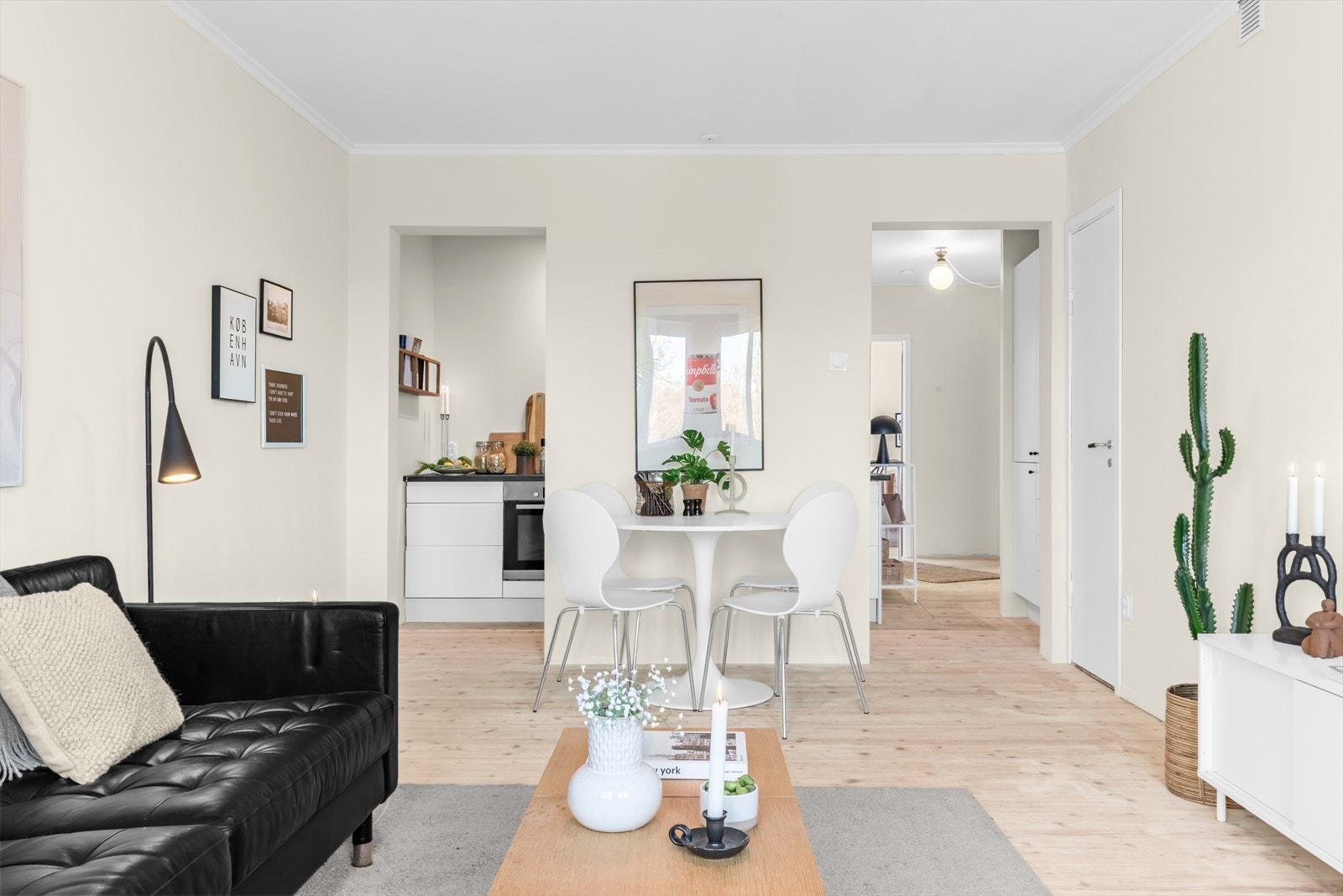 Overflatene er holdt i lune, varme beige toner. Galleribilde