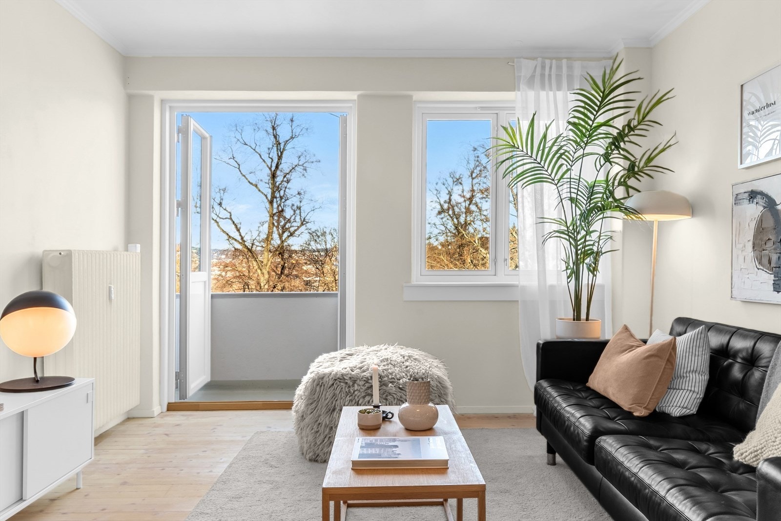 Både fra vinduskarmen og balkongen nyter du fantastisk, vidstrakt utsikt over parken og byen - helt uten innsyn. Galleribilde