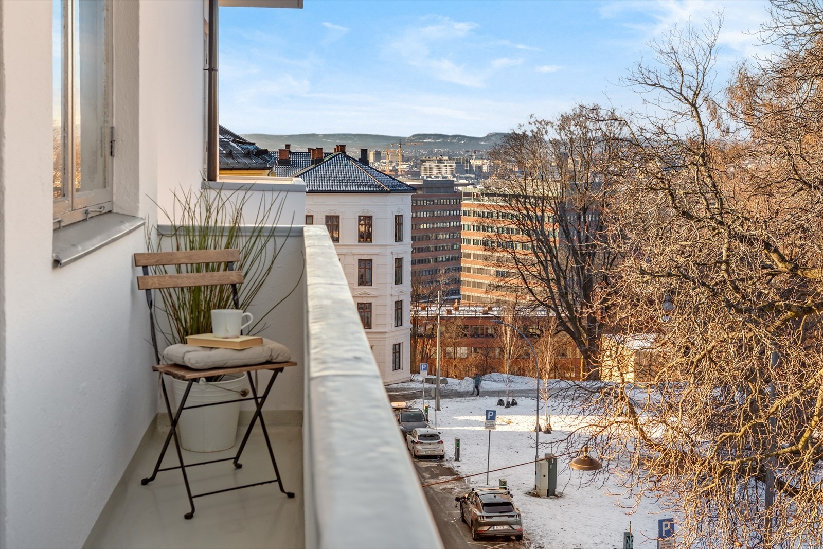 Balkongen på 6 kvm har plass til hyggelige mindre utemøbler. Galleribilde