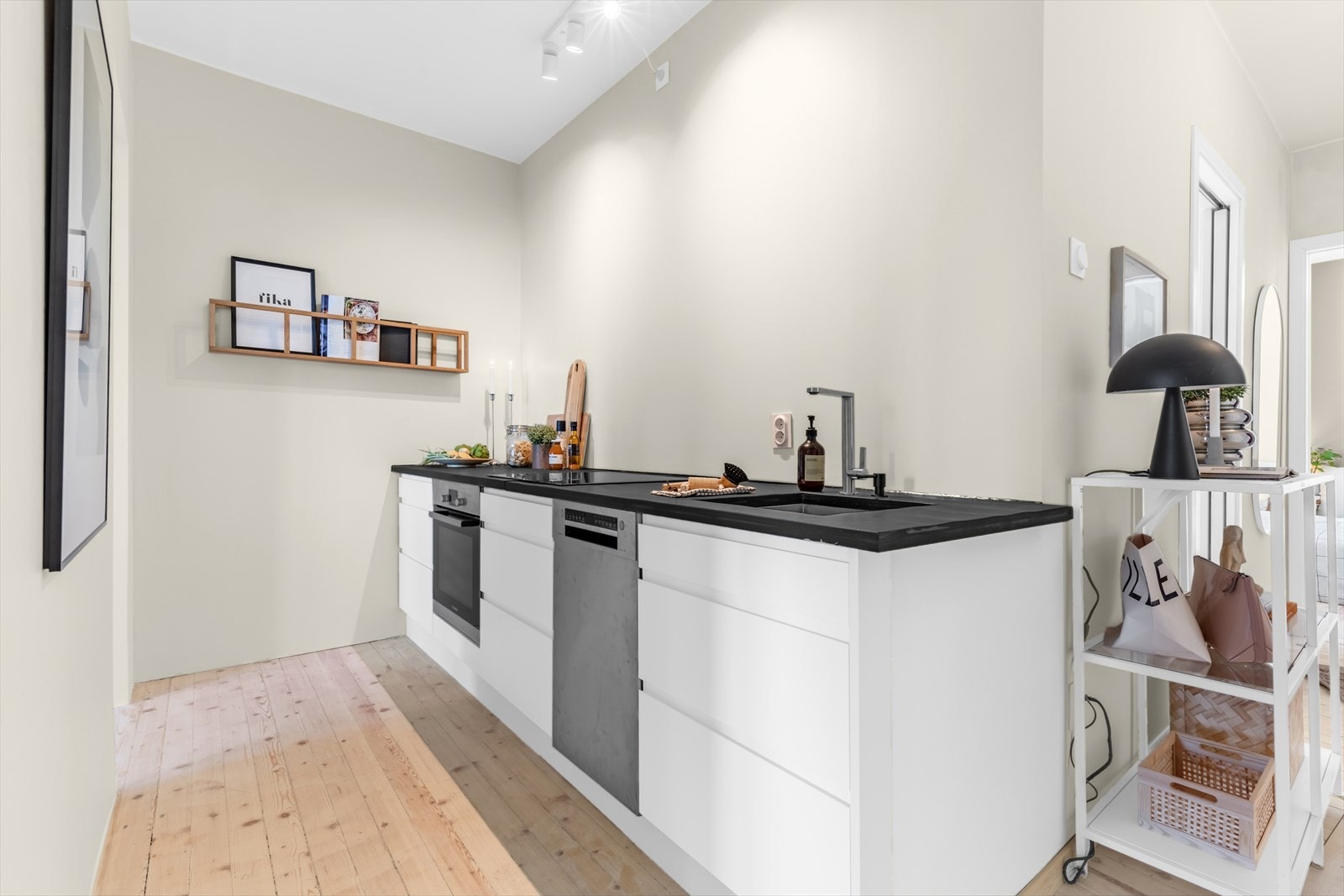 Ny kjøkkeninnredning med integrerte hvitevarer ble montert i 2022, mens benkeplaten stammer fra 2006. Galleribilde