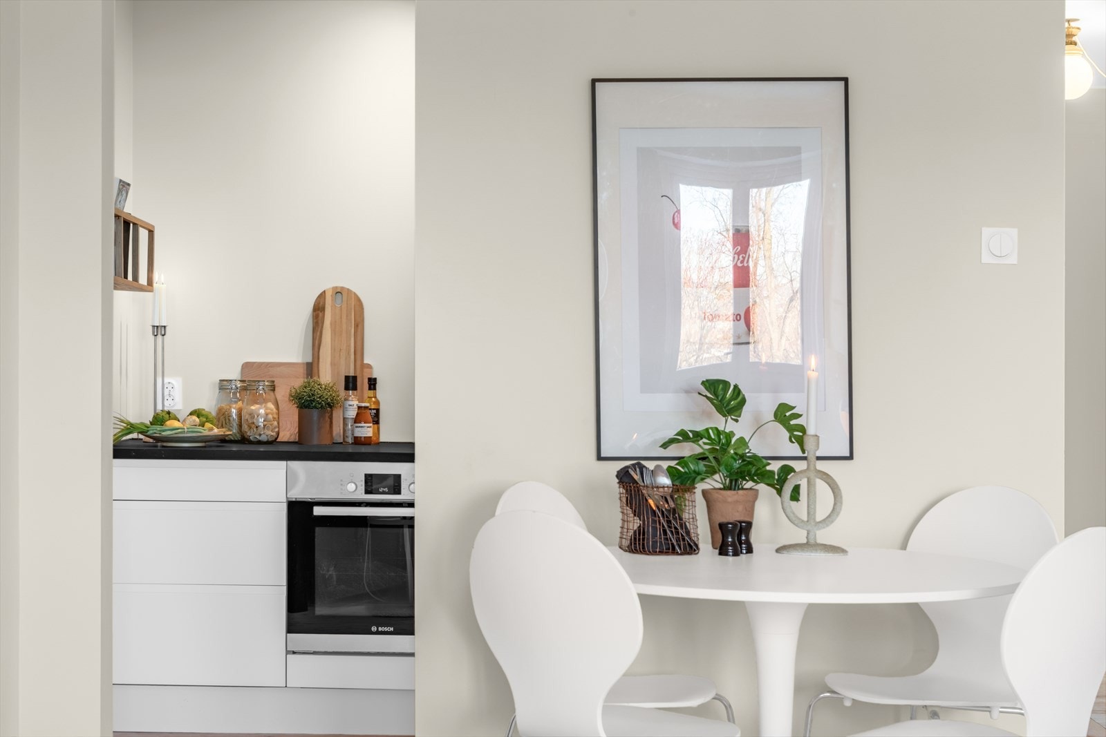 Kjøkkenet ligger i en egen sone, delvis åpent mot stuen - sosialt, men likevel skjermet. Galleribilde