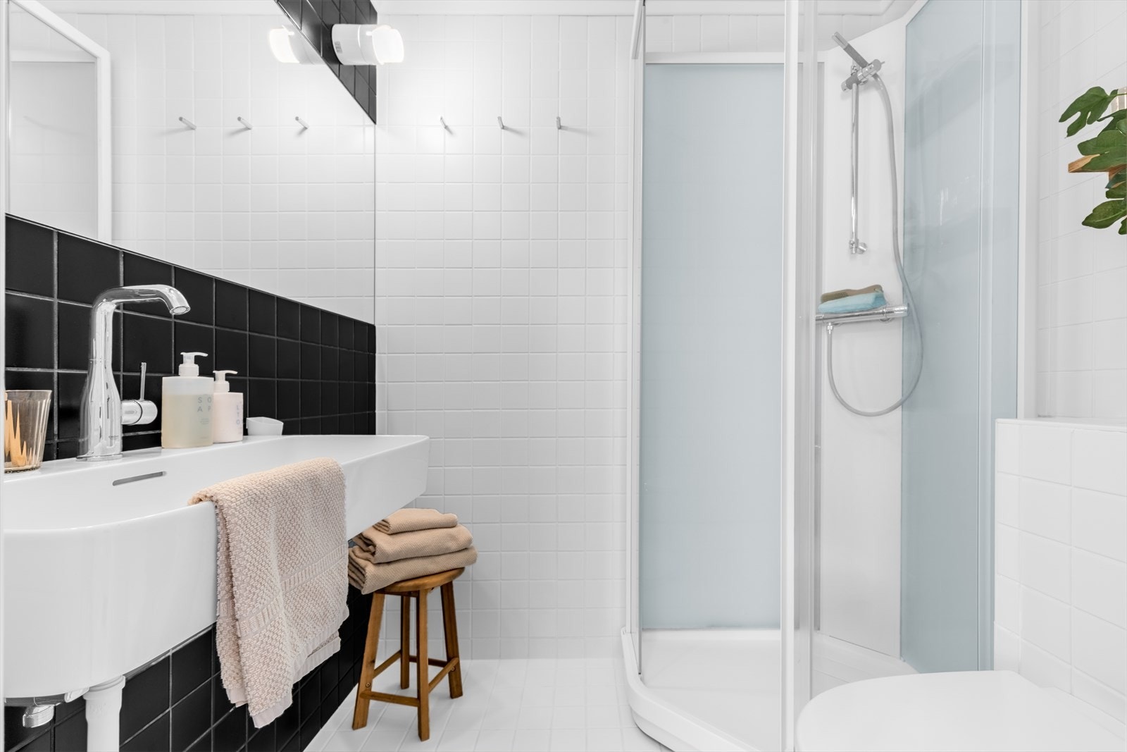 Lyst og flislagt bad med elektriske varmekabler. Galleribilde