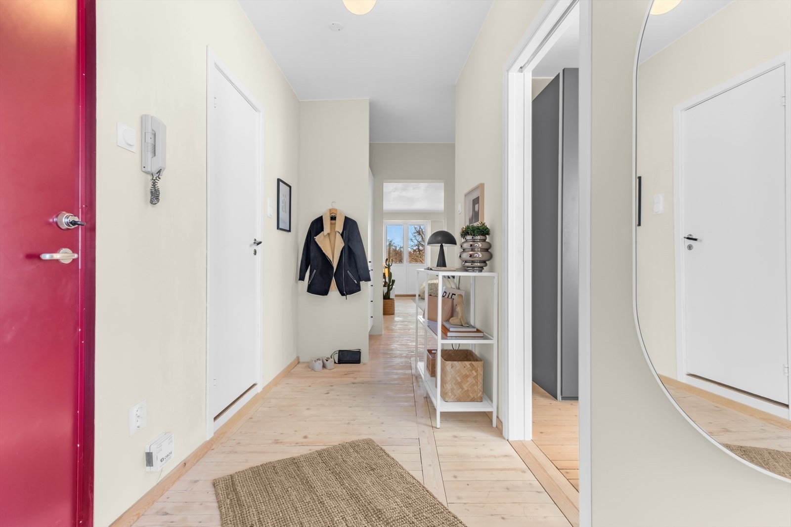 Et praktisk og innbydende inngangsparti som gir et godt førsteinntrykk av boligen. Galleribilde