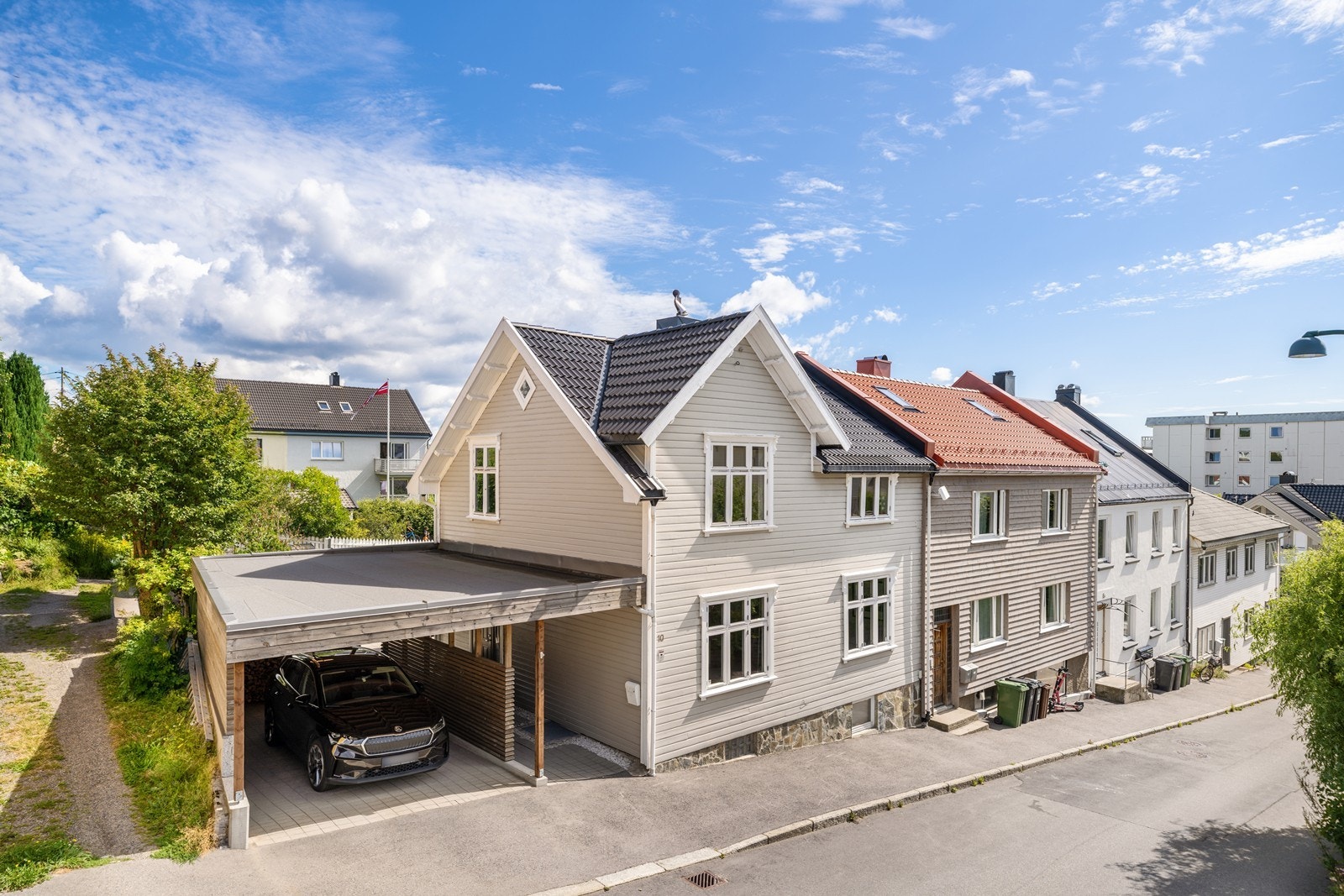 Romslig carport og overbygd inngangsparti er en attraktiv kvalitet ved boligen Galleribilde