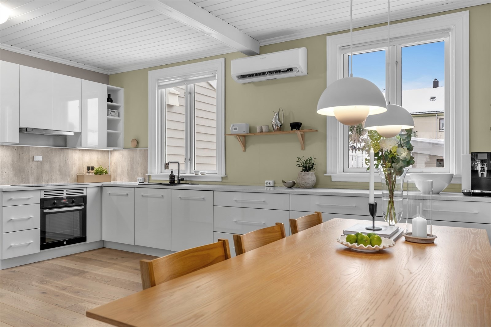 På kjøkkenet er det godt med benk og skapplass. Galleribilde