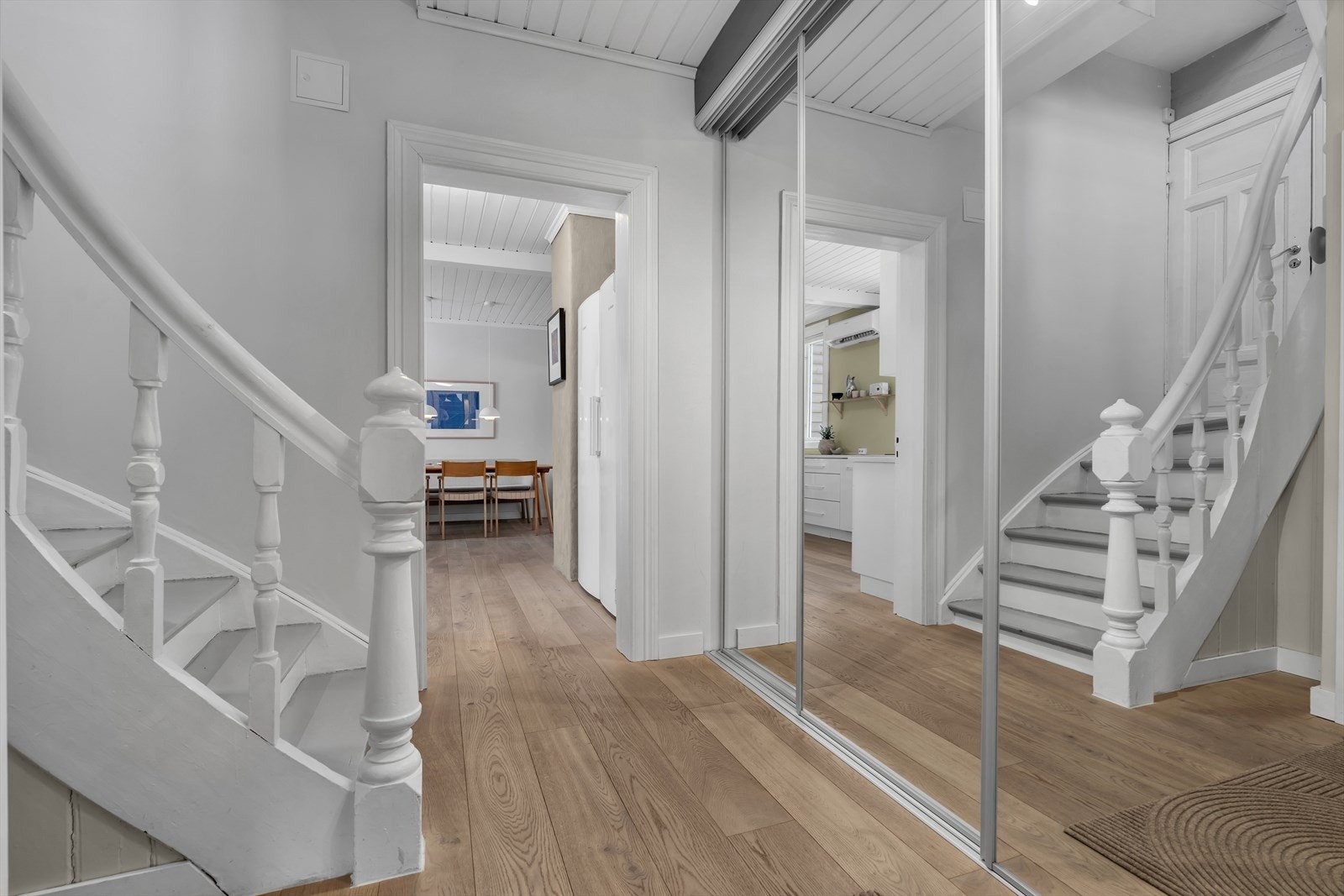 Gang med god skapplass og speil som gir en god romfølelse. Galleribilde