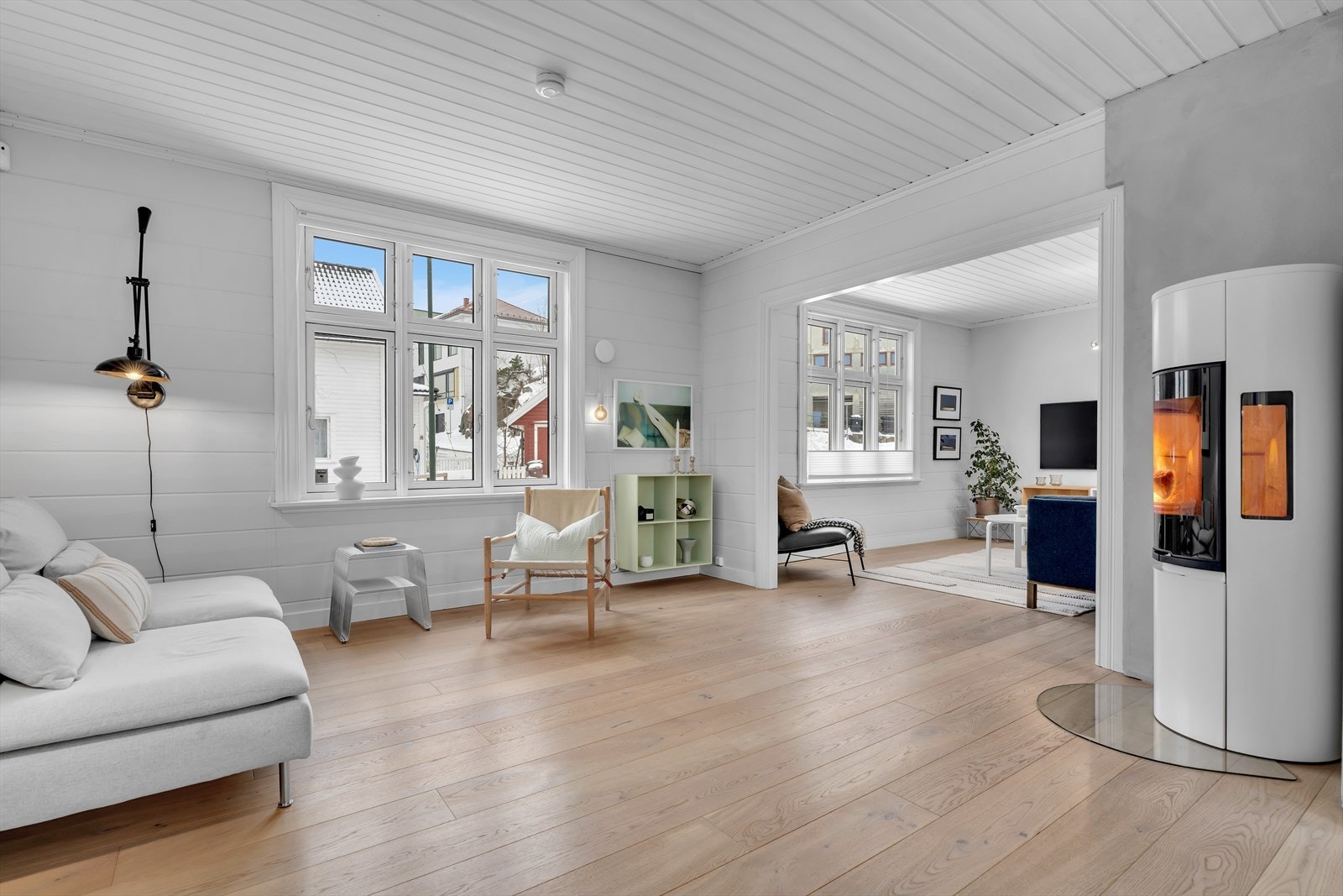 I stuen er det store vindusflater som slipper inn rikelig med naturlig lys. Galleribilde