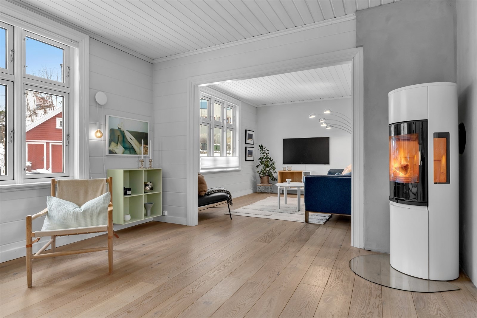 Stuen har flere naturlige soner, inkludert en mer skjermet del som egner seg godt til TV-stue. Galleribilde