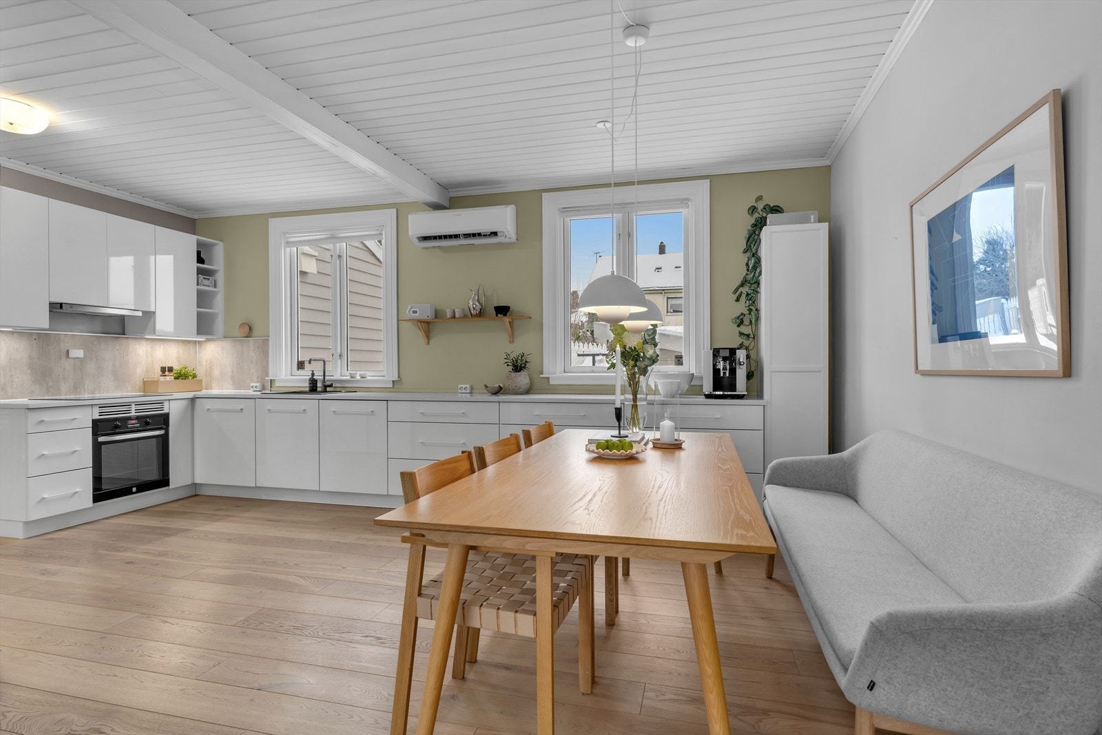 Her er det rom for både spisebord og flere sittegrupper. Galleribilde