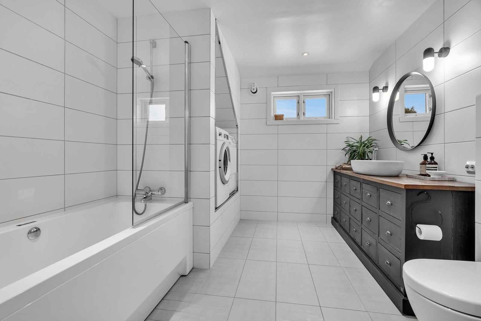 Plassbesparende løsning med vaskemaskin og tørketrommel i nisje. Galleribilde