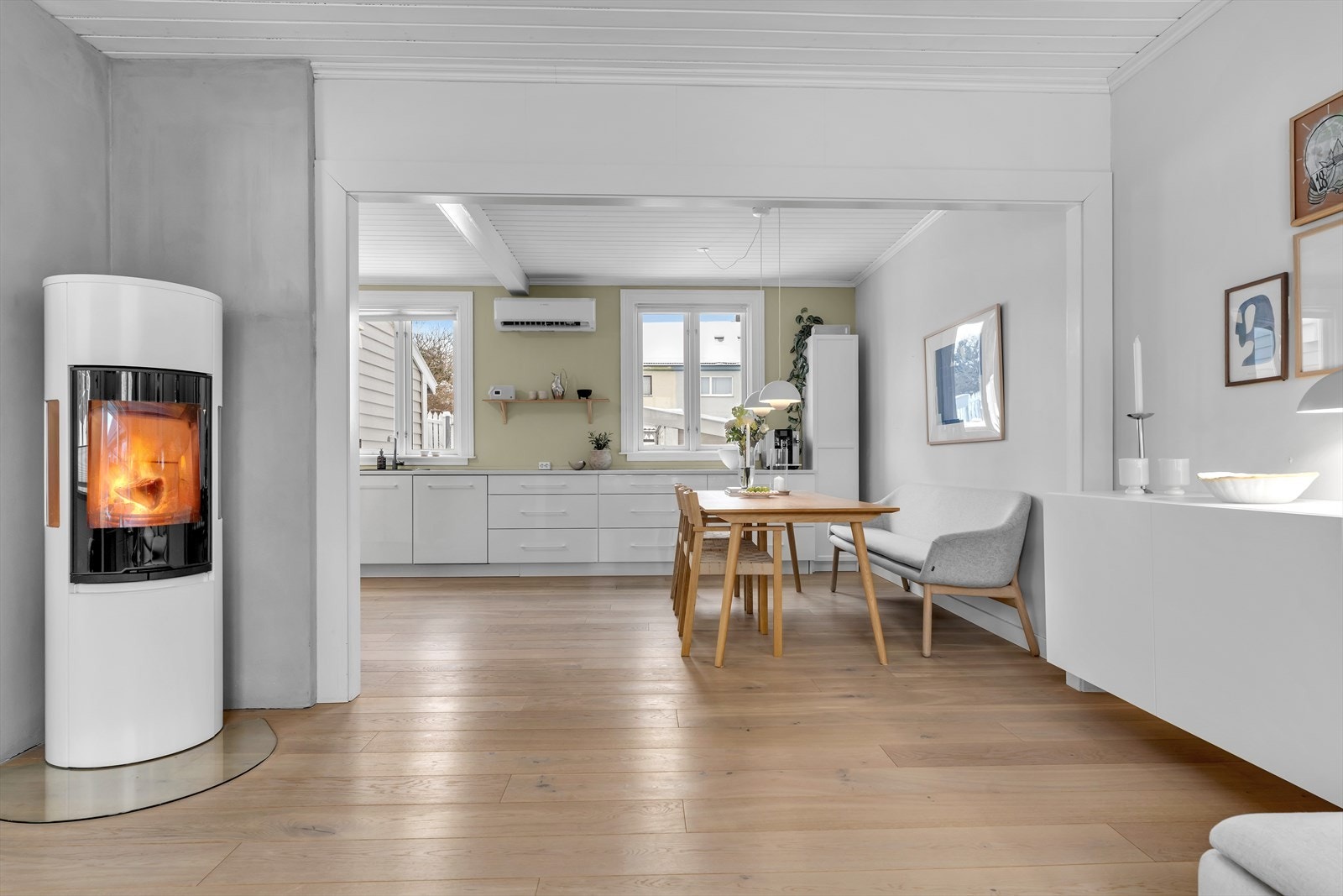 Moderne vedovn som sørger for god varme på kalde vinterdager. Galleribilde