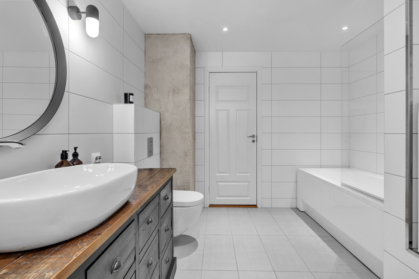 Lekkert flisebelagt baderom. Galleribilde