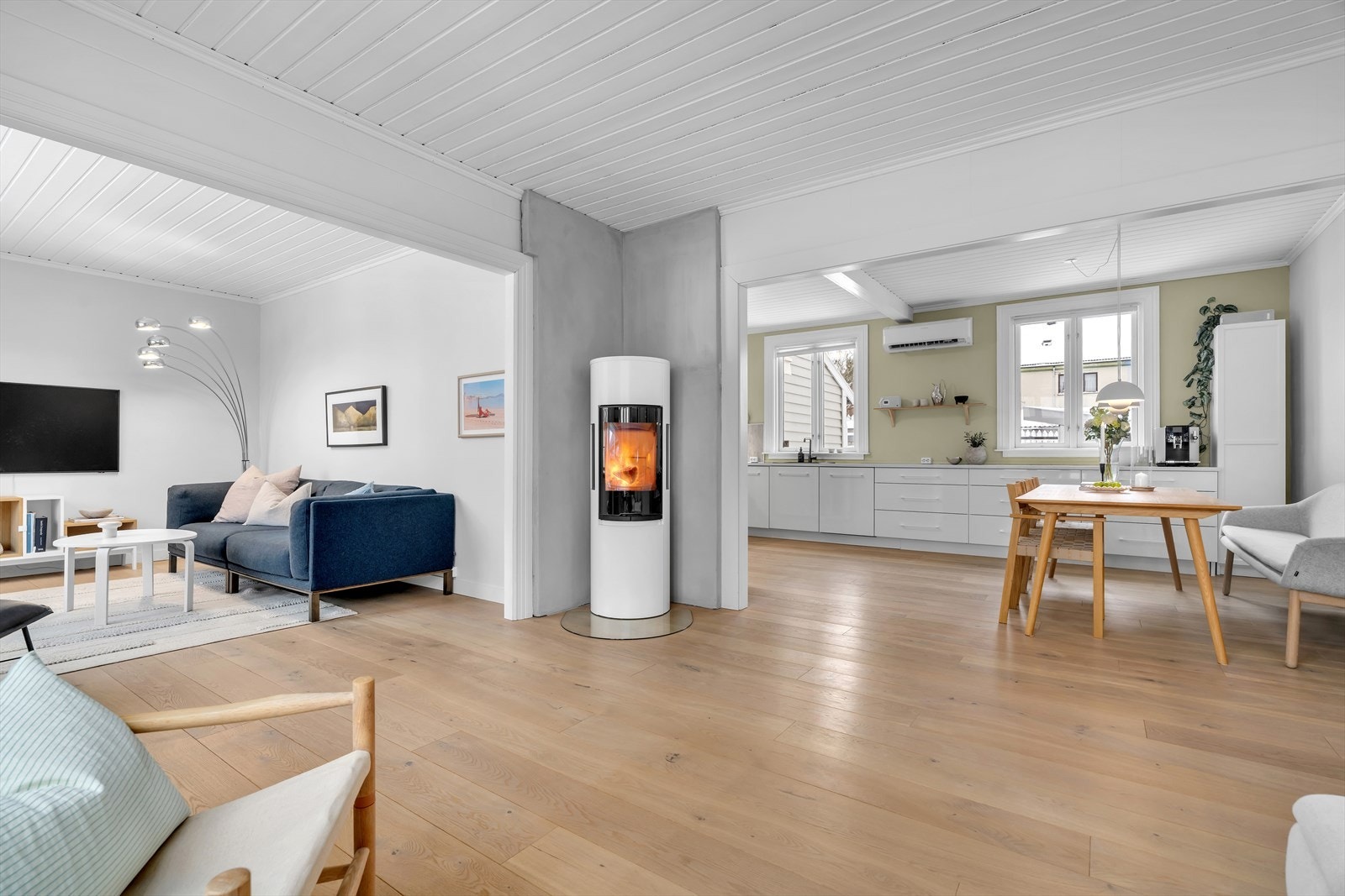 Boligen har en åpen stue og kjøkkenløsning som gir en romslig atmosfære. Galleribilde