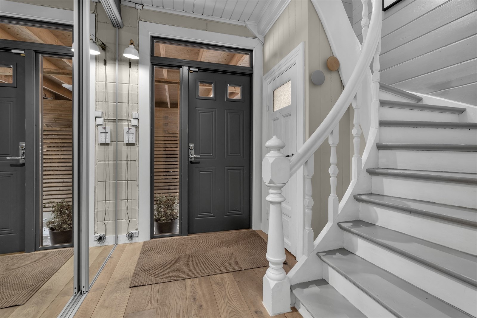 Entré inn til boligen med en nydelig trapp med klassisk stil. Galleribilde