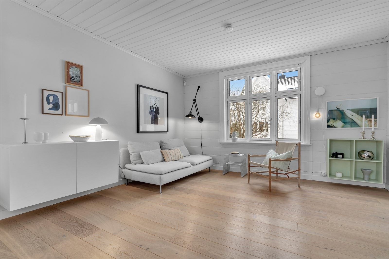 I stuen er det store vindusflater som slipper inn rikelig med naturlig lys. Galleribilde