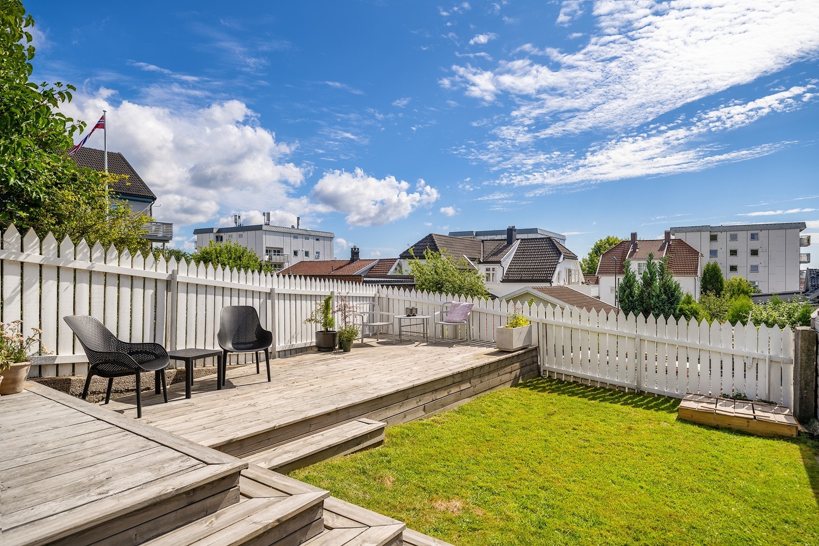 Fantastisk skjermet og lunt uteområde med romslig platting og hage. Galleribilde